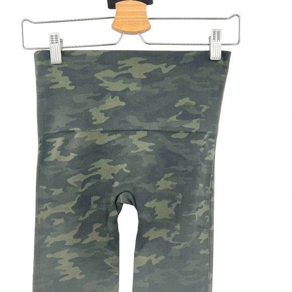 Spanx Look At Me Now Seamless Legging Green Camo Print Size Medium - Picture 3 of 7